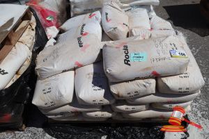 186 · APPROX 30 X ROCLA 20 KG WHITE SAND BAGS, SOME DAMAGED, ON A PALLET (NO REF)