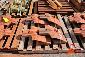 4 X Hensley Shroud Lip, Ls4001600jl, Some Marks, On A Pallet. (S44#4974673181), (Dr#1729)