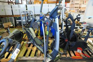 46 · 1 X SPORTSART FITNESS ELLIPTICAL CROSS TRAINER, MODEL: E822, CARDIOADVISOR, ACTIVZONE, ON A PALLET (UNTESTED)