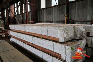 122 · PACK 100 085 x 020 DECKING KARRI FEATURE 572 LM RANDOM LENGTHS - (PACK NO - 310000169) TRANSPORT DIMS-L5.6 x W .500mm x D 500mm