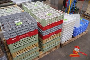 40 · 4 X GLASS DISHWASHER TRAYS WITH APPROX 100 X WINE GLASS (H175MM)