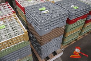38 · 4 X GLASS DISHWASHER TRAYS WITH APPROX 130 X CHAMPAIGNE GLASSES