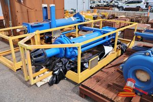 1 X Warman Sump Pump, Blue Hydraulic, 65 Ve-Gpsh, Material No: 10628580, (Some Marks), Approx L3650 X W1400 X H900, In A Yellow Frame
