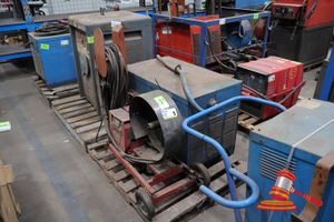 5 · 1 X IDEALARC DC-600 DC ARC WELDER, RATED OUTPUT 600 AMPS - 44 VOLTS, INPUT 3 PHASE, CODE: 8289, SN: AC491146, WITH 1 X LINCOLN ELECTRIC LN-9 WIRE FEEDER, SERIAL NO: 197545, CODE:1167, UNTESTED (SOME MARKS/RUST), APPROX; 920MM W X 960MM D X 1.1M H, ON A PALLET