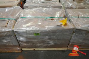 25 · APPROX 70, CATERPILLAR 629-1489 DOOR SEALS, IN A PALLET
