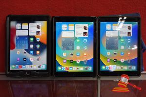 5 · 2X APPLE IPAD 5TH GEN (1 X MP2F2X/A, 1 X MP1J2X/A), 32GB STORAGE, 1 X APPLE IPAD AIR 2, MODEL: MGGX2X/A,16GB STORAGE, ALL ITEMS UNTESTED (SOME MARKS / NO CHARGERS)