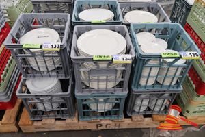 134 · APPROX 50 X WHITE DINNER PLATES, IN 2 X MILK CRATES (COMMERCIAL GRADE)