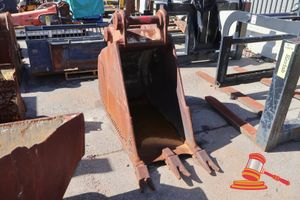 42 · 1 X EXCAVATOR TRENCH BUCKET, HEAVY DUTY, WITH PIN ATTACHMENT POINTS (HEAVY RUST / WEAR)