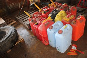 175 · 4 X 20L PLASTIC FUEL CONTAINERS (RED) AND 2 X WATER CONTAINERS