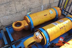9 · 1 X KOMATSU 930E-5 OEM HOIST CYLINDERS, MATERIAL #: EM8376RM 32,464 HRS