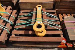 65 · 2 X CATERPILLAR LINK ASSEMBLY, YELLOW, CAT P/N:294-1539, APPROX 900MM (SOME MARKS), ON A PALLET