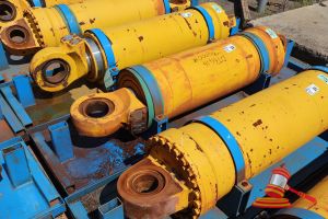 32 · 1 X KOMATSU 930E-5 OEM HOIST CYLINDERS, MATERIAL #: EM8376RM 34000 HRS