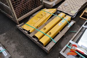 87 · 2 X KOMATSU DOZER D 85 CYLINDER COVERS, P/N 154-71-71720, 1 X KOMATSU PANEL P/N UNKNOWN