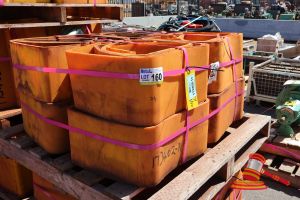 160 · 24 X LINER 400X400X250 SQR TOPDECK BEAM, L 120 X W 120 X H 70 (CM) YELLOW POLYURETHANE, STACKED ON PALLET (SOME MARKS), (B2572517)