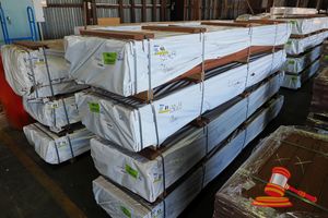 61 · PACK OF JARRAH OVERLAY, FEATURE, 130 x 13, 215 LM, PACK# 320028840, TRANSPORT DIMS- 3 MT x H 550 x W 350