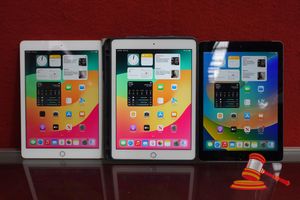 3 X APPLE IPAD 6TH GEN, STORAGE: 2 X 32GB, 1 X 128GB, MODELS: 2 X A1893 / A1954. ALL ITEMS UNTESTED (SOME MARKS / NO CHARGER)