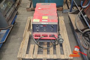 1 X Strata Model 650 Stmp Direct Current Converter Rectifier Arc Welding Power Supply, Sn:5p2 10485, Part No:270143-001, Model No: 550, Input 3 Phase 230/460v 95/60a 36.3kva , Or 1 Phase 230v 91 A 23kva, Output 3 Phase 42v 550a, Or Single Phase 35v 375a, Untested, Some Marks, Approx; 410mm W X 770mm D X 520mm H, On A Pallet