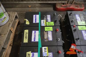 111 · 2x KOMATSU LEAD ACID BATTERIES, NO:58D0601190, 1425 CCA, 440 VC, UNTESTED ( S44#RITM0767058,DR#1441 )