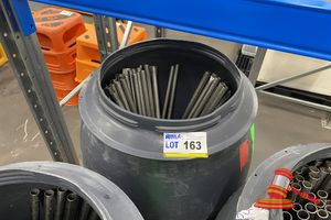 163 · APPROX 80 X STAINLESS STEEL HANGING/DRYING RODS (LENGTH 1000MM) IN PLASTIC TUB