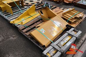 1 X Catpillar Main Frame Assembly, Approx; 1.1m W X 1.1m L X 80mm D, Some Marks/Rust, On A Pallet