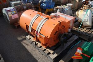 123 · TOSHIBA INTERNATIONAL ELECTRIC MOTOR DC TYPE TKEH MODEL IKBM04 SN 82197332, 220KW, 415V, 370AMP, 4 POLE (UNTESTED )