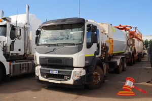 13 · 2014 VOLVO FE BIN LIFT TRUCK WHITE 6x4 , AUTO, P/S, A/C, DIESEL. ALLISON TRANSMISSION, DUAL DRIVE CONTROL, GME TWO WAY. SIDE BIN LIFT ATTACHMENT, REGO-1HAT907 (EXPIRY-23/5/2026), ODO- 46,341 KMS SHOWING ON CLOCK, VIN-YV2VH70D6EB685505, (ASSET-TK1078) (KEY#92) (WP#3860)