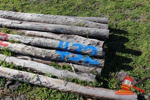 432 · BUNDLE OF 17 X JARRAH FENCE POSTS LOGS - 2.0 M LONG, 125mm DIAMETER