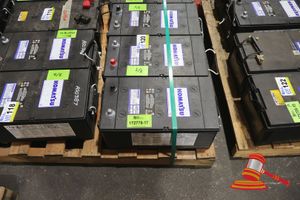 2x KOMATSU LEAD ACID BATTERIES, NO:58D0601190, 1425 CCA, 440 VC, UNTESTED ( S44#RITM0767058,DR#1441 )