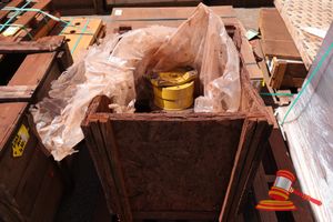 1 X Hydraulic Swing Motor Assembly, Cat P/N 200-3117, With Drive Gear (Some Marks), In A Crate, On A Pallet