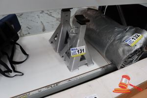 131 · 2x JACK STANDS