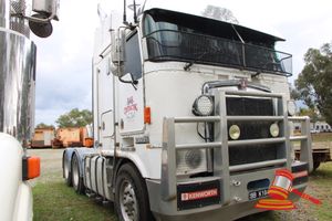 18 · 2002 Kenworth K104 Aerodyne Prime Mover Day Cab White, 6 x 4, Manual, Diesel Reg #: BBK104, Expiry: 15/06/2026 ODO: 936,531 Kms Showing on Clock Eng #: 06R0863860 VIN: 6F50000002A422460 Features: Air Conditioning, Bullbar, Power Steering, Two-way Radio, 4 x Spotlights, Rear Facing LED Worklights, Chrome Exhaust Stacks. (*WP#4706*) Condition: **1 x Spare Key Snapped, Passenger Seat Worn/Torn, Cracked Windscreen.** Panel: FAIR, Paint: FAIR, Glass: FAIR, Tyres: FAIR Dash: FAIR, Upholstery: FAIR, Fl