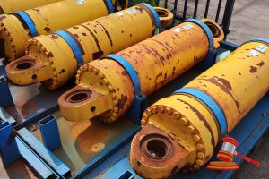 2 · 1 X KOMATSU 930E-5 OEM HOIST CYLINDERS, MATERIAL #: EM8376RM