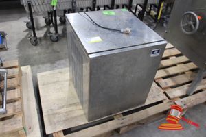 33 · MANITOWOC ICE MACHINE. MODEL: RFS0650A, SN:M08152662016.ON SEPARATE PALLET (UNTESTED) AND BREMA STAINLESS STEEL STORAGE BIN (APPROX 1260 X 900 X H1000MM). MODEL: BIN T380*VM500/900. LEGS REMOVED (IN STORAGE BIN). TOP OF STORAGE BIN POLYETHYLENE. SOME MARKS