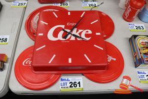 261 · BUNDLE OF VINTAGE COCA-COLA ITEMS INCLUDING: 5x ASSORTED FRISBEES AND 1x CLOCK