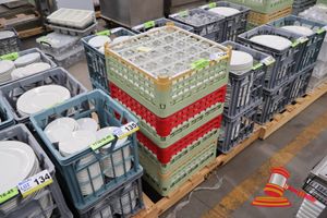 APPROX 100 X WINE GLASS, COMMERCIAL GRADE, IN 4 X DISHWASHER RACKS