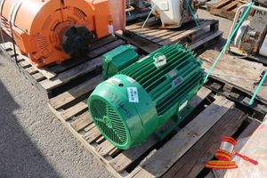 122 · 1 X TOSHIBA INTERNATIONAL CORP ELECTRIC MOTOR, 3 PHASE INDUCTION, FRAME: D2.5 C4, VOLTS: 4,150, AMP: 34, CLASS: B, INSEM: MG-1 2.5 D, HP: 125, SN - 40169464(UNTESTED, SOME MARKS)