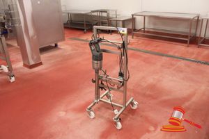 32 · ROBOT COUPE MP450 COMBI BLENDER ON MOBILE STAINLESS STEEL FRAME. INCLUDES 2 WHISK ATTACHMENTS. FRAME APPROX 450 X H1160MM