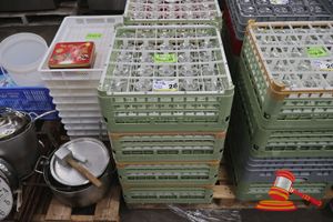 28 · 4 X GLASS DISHWASHER TRAYS WITH APPROX 100 X BEER GLASSES
