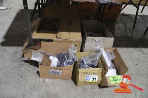 31 · BUNDLE OF ASSORTED PLUMBING ITEMS INCLUDING PIPE FITTINGS, TAPS, GARDEN HOSE, ETC