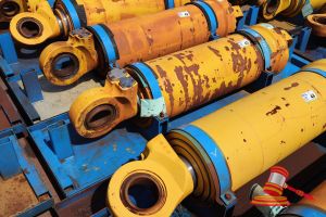 43 · 1 X KOMATSU 930E-5 OEM HOIST CYLINDERS, MATERIAL #: EM8376RM