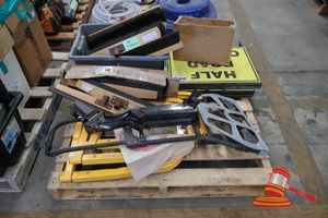26 · MIXED ITEMS, INCLUDES: 3 X GORILLA SAFETY BOOM FOR PLATFORM LADDERS, GRAY PLASTIC FOLDING TROLLEY, LARGE BROOM HEADS, YELLOW "HALF ROAD CLOSE" SIGN, 1 X BOX OF FLOOR SCRAPER HEADS, ON A PALLET