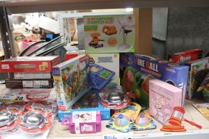 Bundle Of Toys Including: 1x Fire Ball Throw & Catch, 1x 3-In1 Brine Power Kits, 1x Maze Game, 1x Popper Magic Game, 1x Killer Bunnies Booster Decks, 1x Castorland Puzzles, 1x Littlest Pet Shop Card Game, Yo-Yo, All Unopened