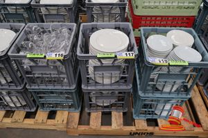 117 · APPROX 50 X DINNER PLATE, WHITE, IN GREY MILK CRATE