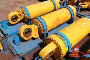 39 · 1 X KOMATSU 930E-5 OEM HOIST CYLINDERS, MATERIAL #: EM8376RM