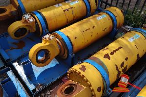 7 · 1 X KOMATSU 930E-5 OEM HOIST CYLINDERS, MATERIAL #: EM8376RM 31144.8 HRS