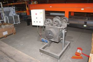 52 · VARIABLE SPEED DRIVE MOBILE PIPE WELDING ROTATOR WITH CHUCK. 240V. APPOX 1300 x 1100 x 1400MM