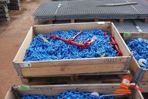 6 · BULLIVANTS GRADE 70 LOADBINDER CHAINS WITH HOOKS AND RED BINDERS, BLUE COATED ( POSS UNUSED) 2 X CRATES