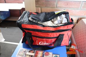 3 · 1 X COCA-COLA BRANDED SPORTS BAG, RED AND BLACK, WITH PACKING PAPER INSIDE