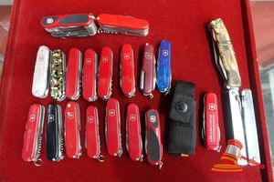 10 X SWISS ARMY/VICTORINOX POCKET KNIVES