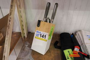 141 · KNIFE BLOCK WITH POULTRY SHEARS - KNIFE AND BREAD KNIFE